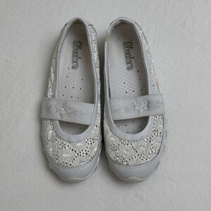 Skechers Whimsy White Leather Mary Jane Flats Size 5.5 Lace Detailing Size 5.5
